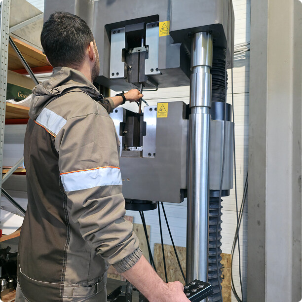 Испытания высокопрочных материалов на 200-тонной разрывной машине в г. Екатеринбург